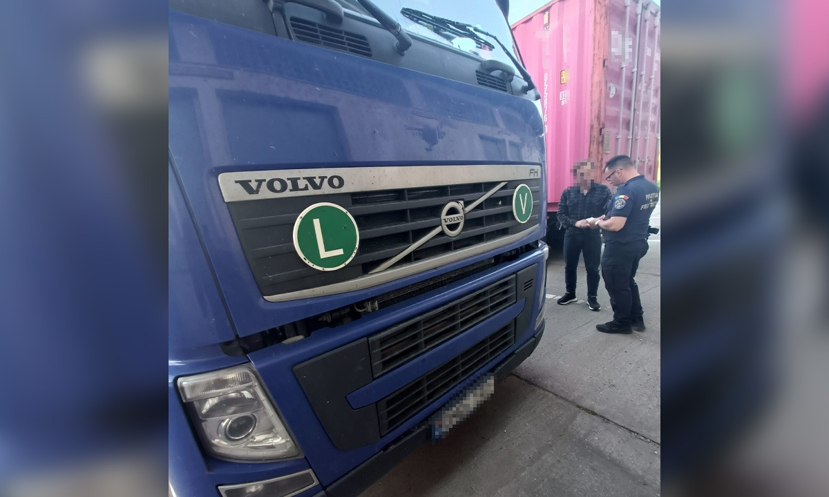 Prins la volanul unui ansamblu rutier fără permis corespunzător