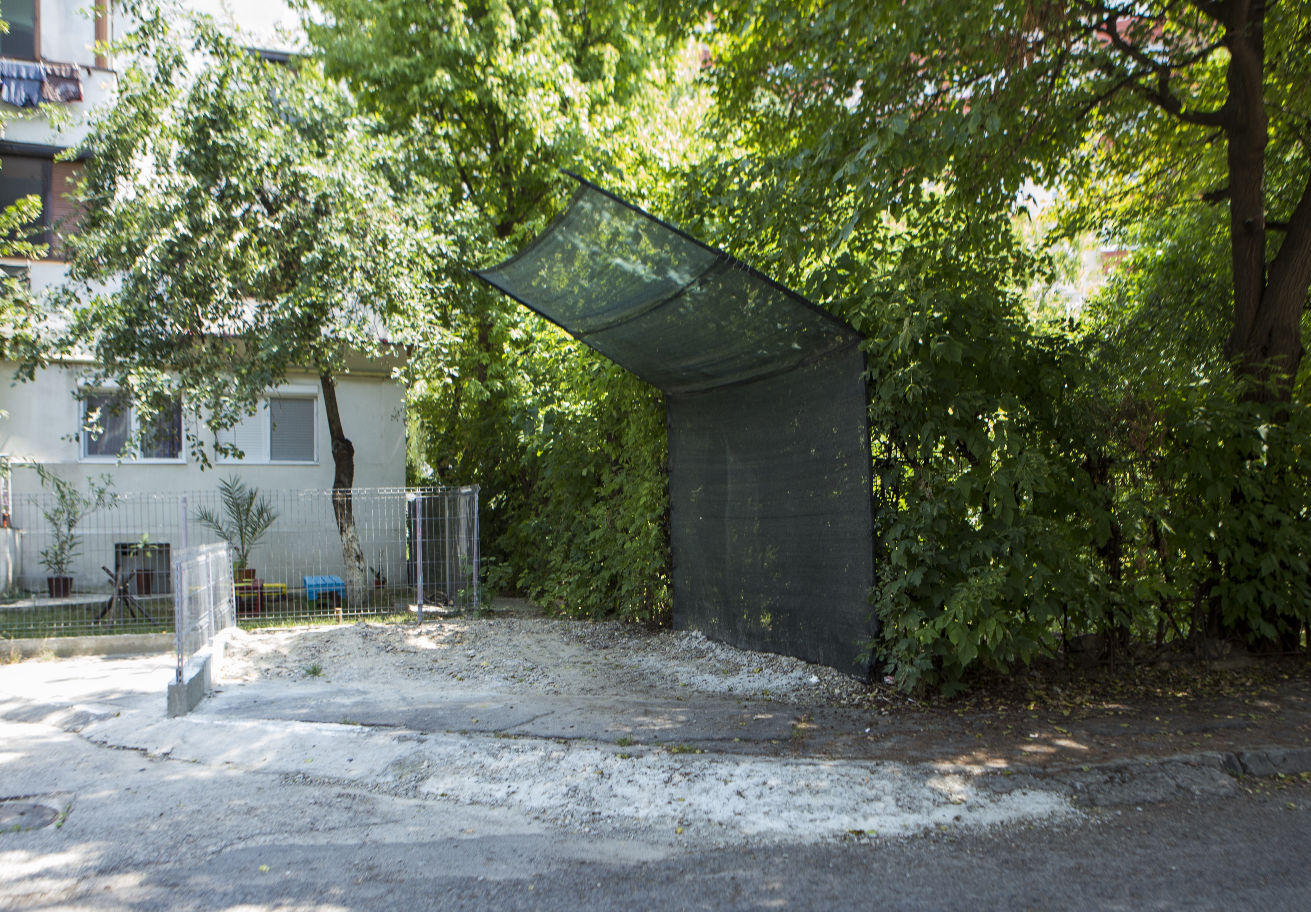 GARAJ ILEGAL, în vizorul Poliţiei Locale. Ce nu faci pentru un loc de PARCARE...