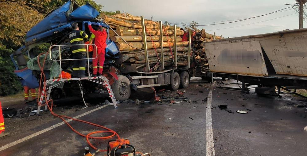 Grav accident rutier în Galați. Două tiruri s-au ciocnit frontal (FOTO)