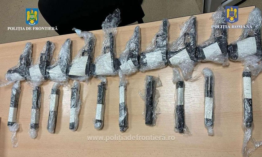 Șofer turc prins cu zece pistoale