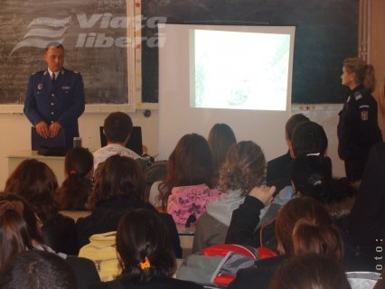 Jandarmii gălăţeni predau la liceul din Pechea