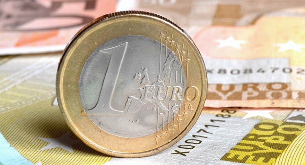 Euro stă de două săptămâni la 5,05 lei, în aşteptarea noului guvern