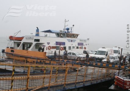 Bacul, blocat două ore de un camion