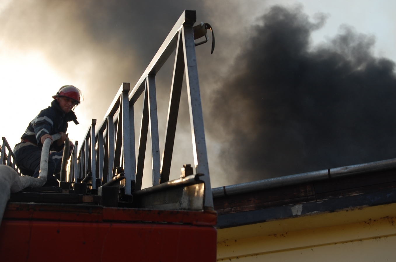 UPDATE. Depozit de mobilă, făcut scrum într-un INCENDIU