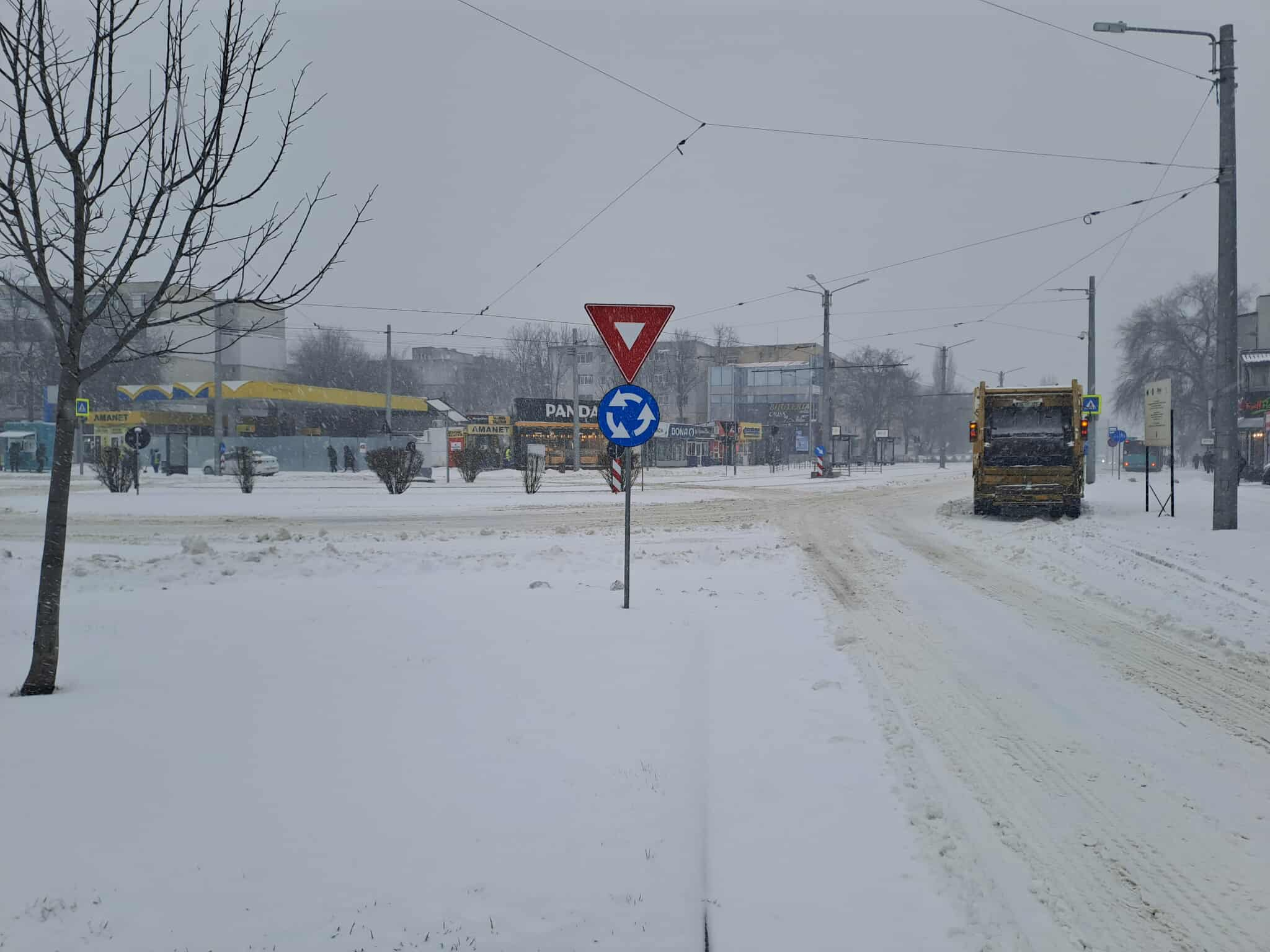 Viscolul care a bulversat Galațiul. Intervenții îngreunate, mașini blocate, drumuri închise