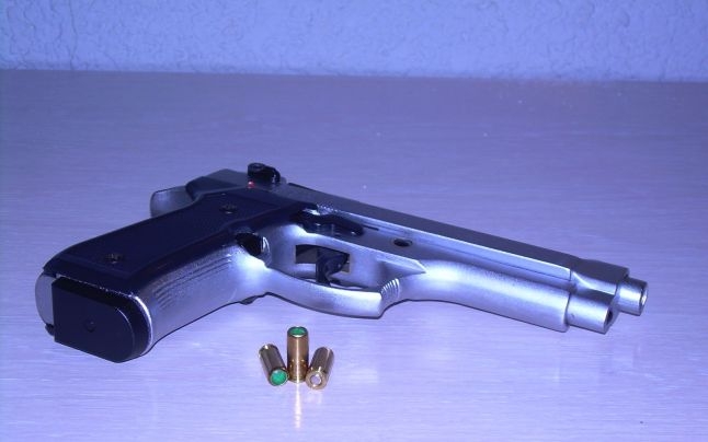 Fenomenul "Bunicuţei- Rambo" loveşte din nou! O septuagenară a fost prinsă cu o armă ilegală