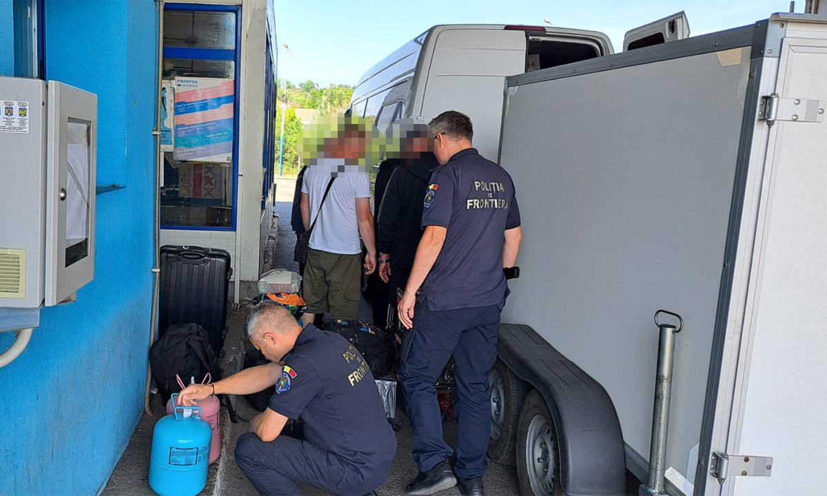 Butelii cu substanțe periculoase, descoperite într-un microbuz