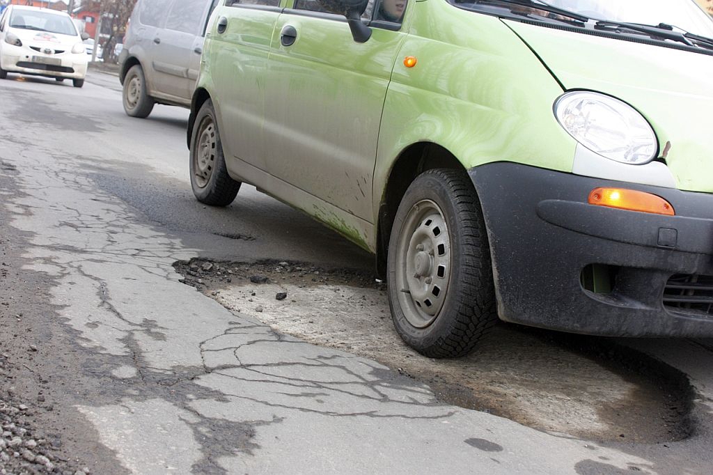 DESPĂGUBIRI pentru maşinile ”rupte” pe drumurile naţionale. Şase gălăţeni se luptă cu autorităţile, pentru GROPILE din ASFALT