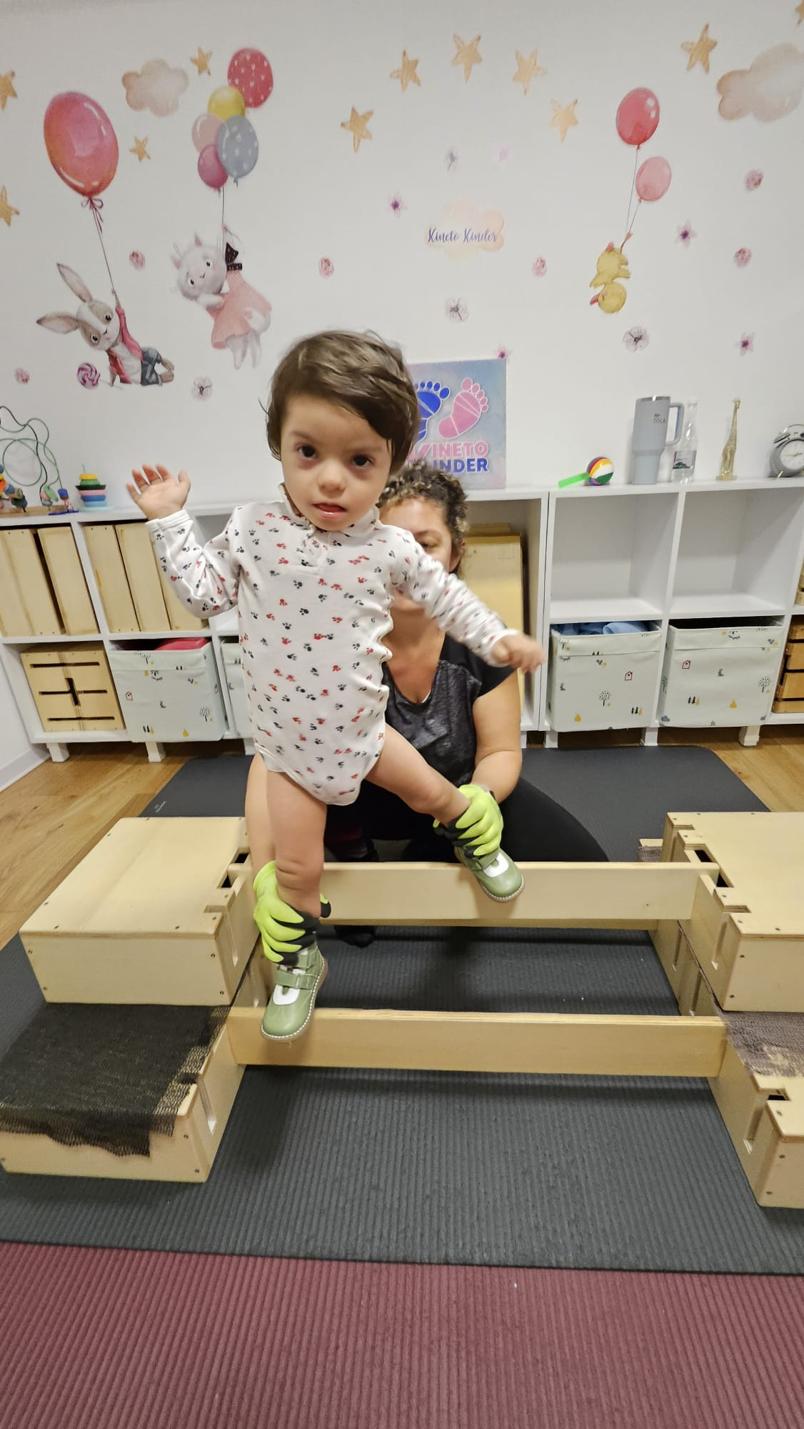 Un băiețel născut prematur luptă ca să poată vorbi și merge normal