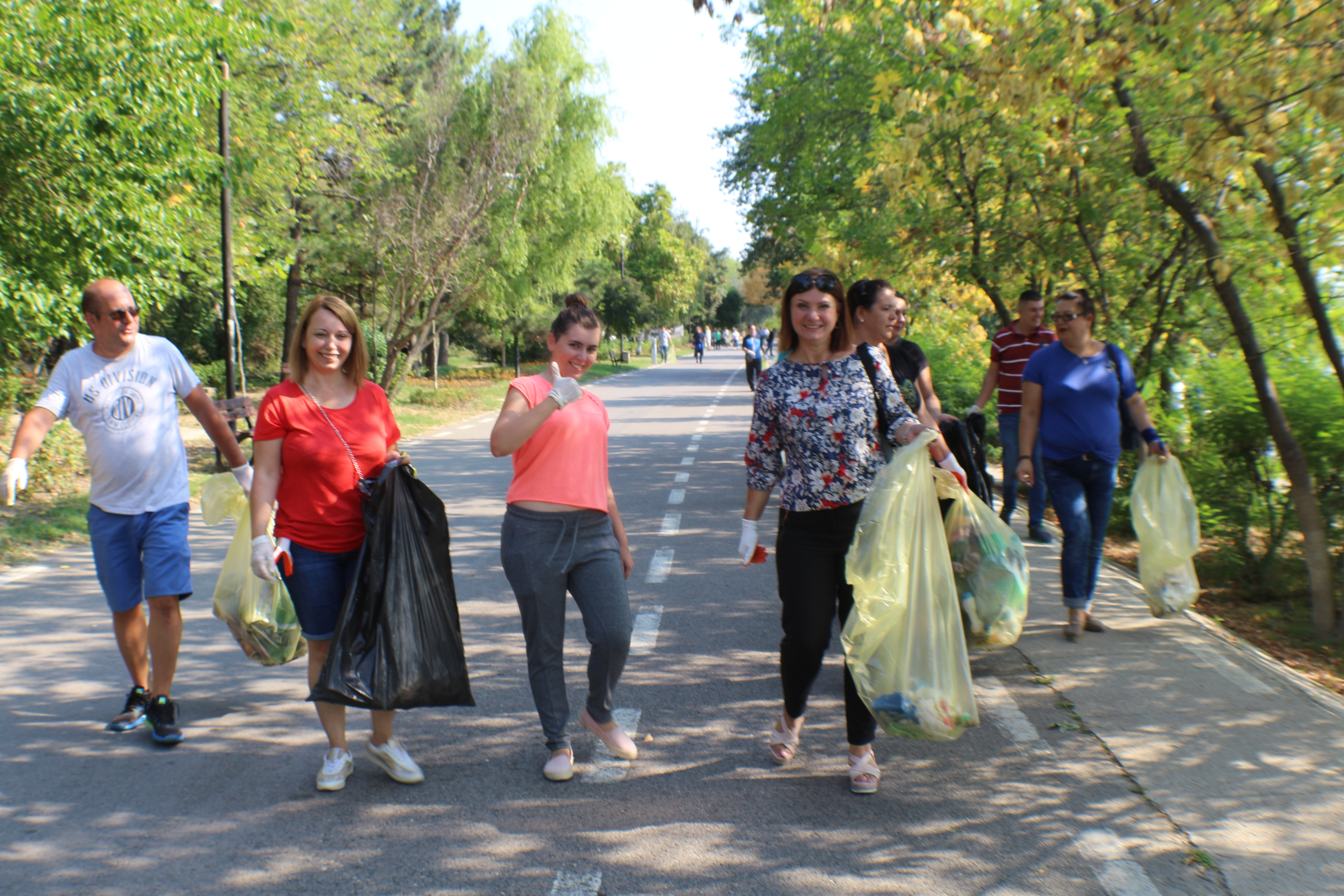 ”Ziua Naţională de Curăţenie 2018”. Patru mii de gălăţeni au strâns gunoaiele din judeţ | FOTO