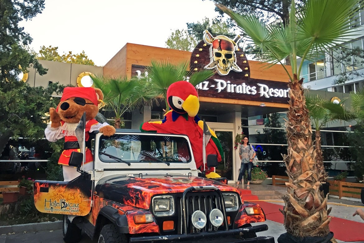 Vacanţele în stil "Piraţii din Caraibe" îi aşteaptă pe gălăţeni, la Hotel Bicaz - Pirates Resort, Mamaia