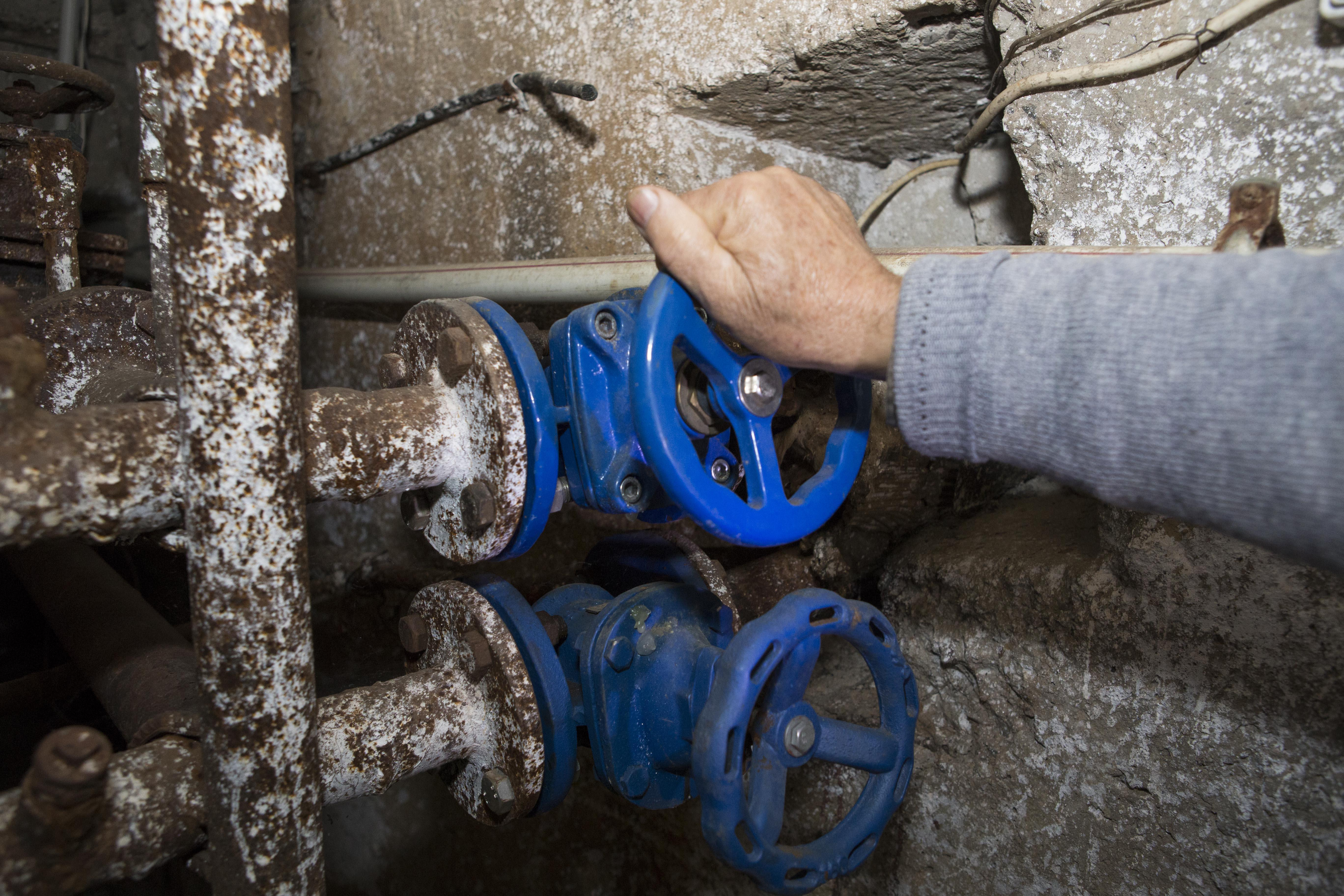 Încă mai sunt blocuri FĂRĂ CĂLDURĂ. ”Sudăm într-un loc, se sparge în altul”