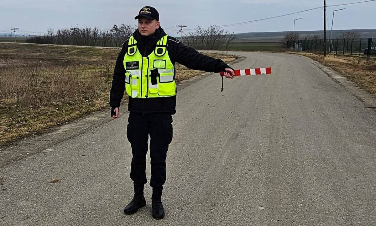 Turc cu permis fals, prins la volanul unei maşini cu numere româneşti