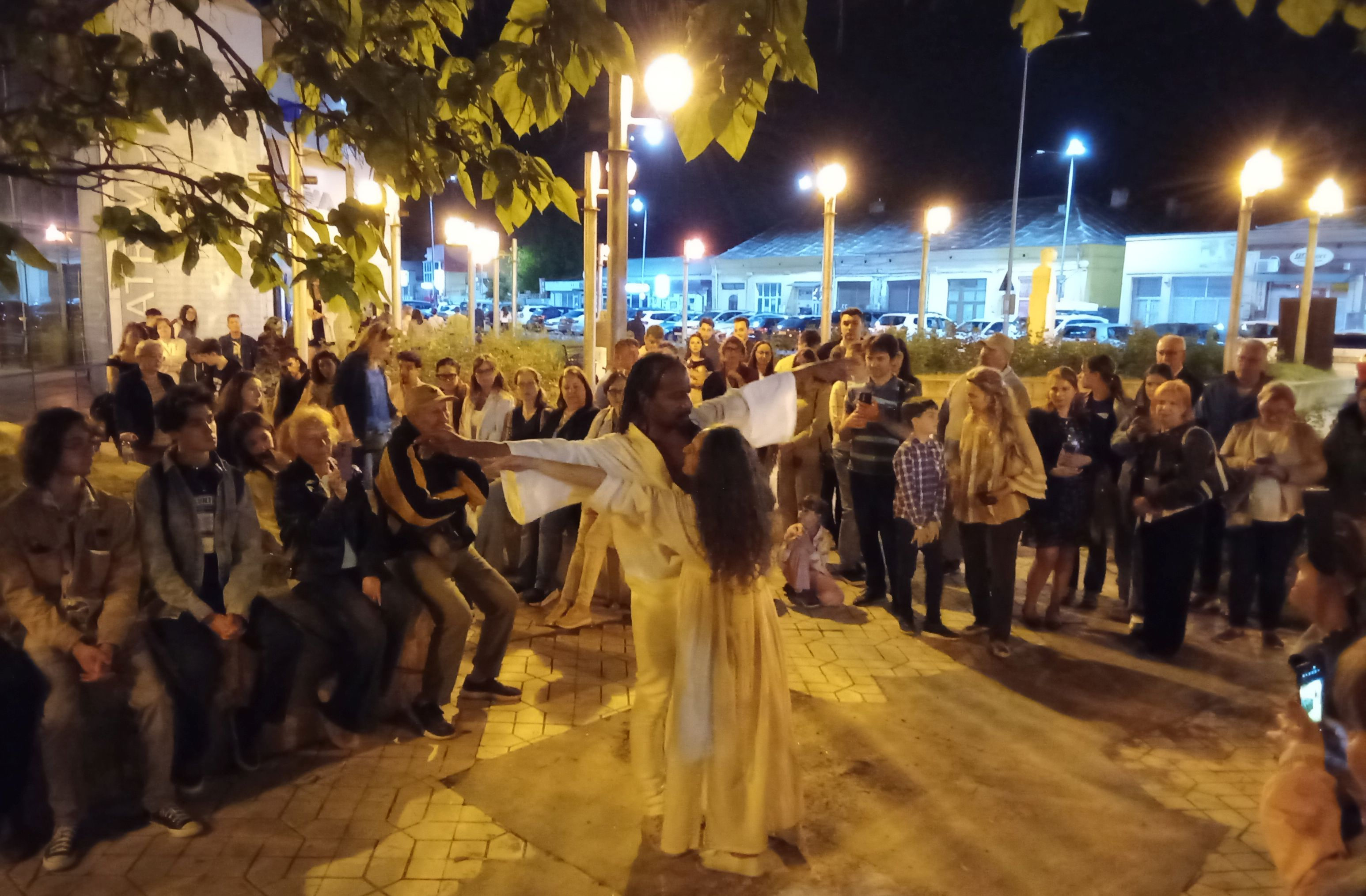 Mii de gălăţeni au participat la Noaptea Muzeelor. Galaţiul cultural şi-a fascinat publicul