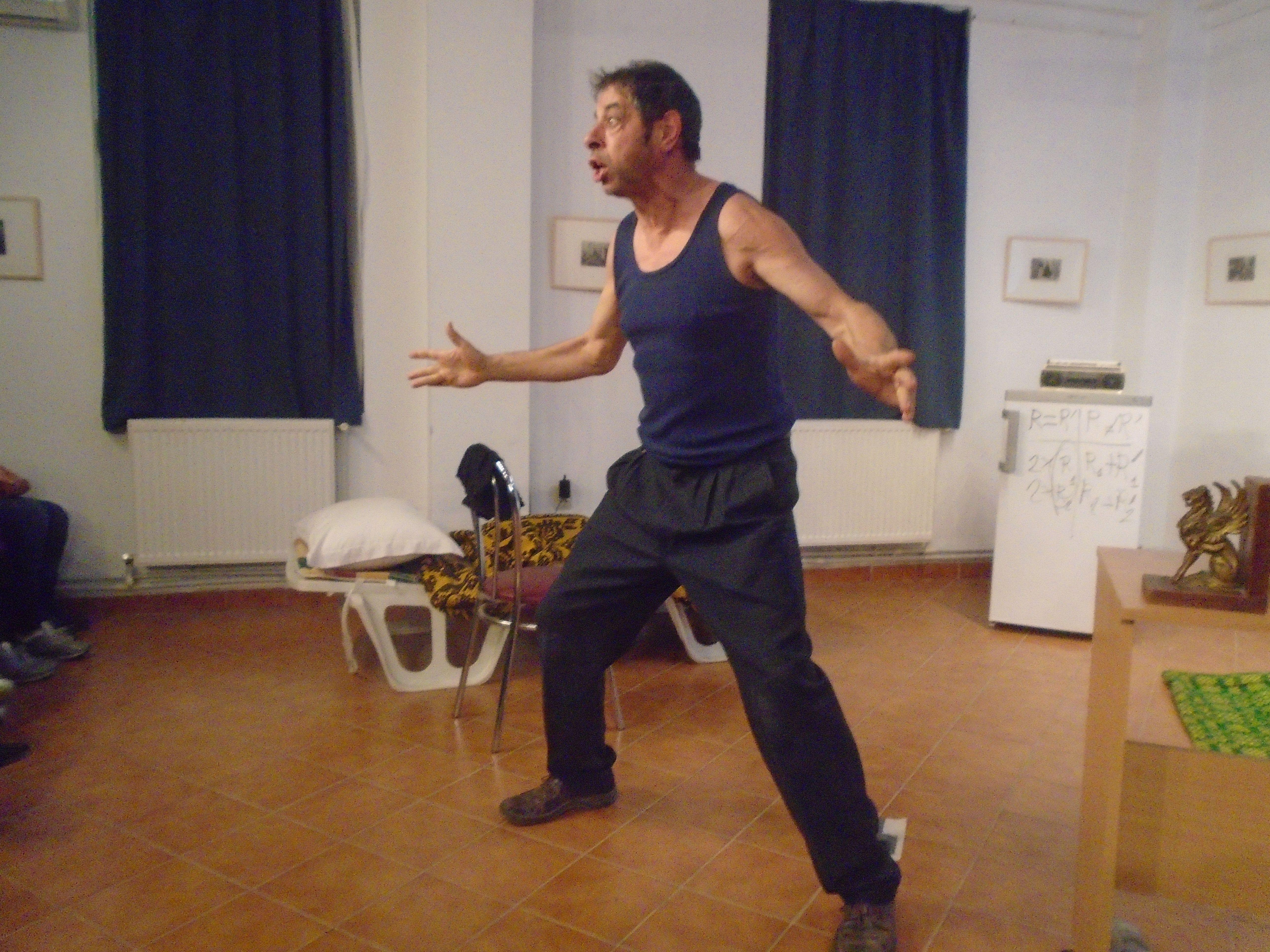 Jean-Marie Sirgue trage în rinocerii lui Ionesco cu mitralieră de partizan