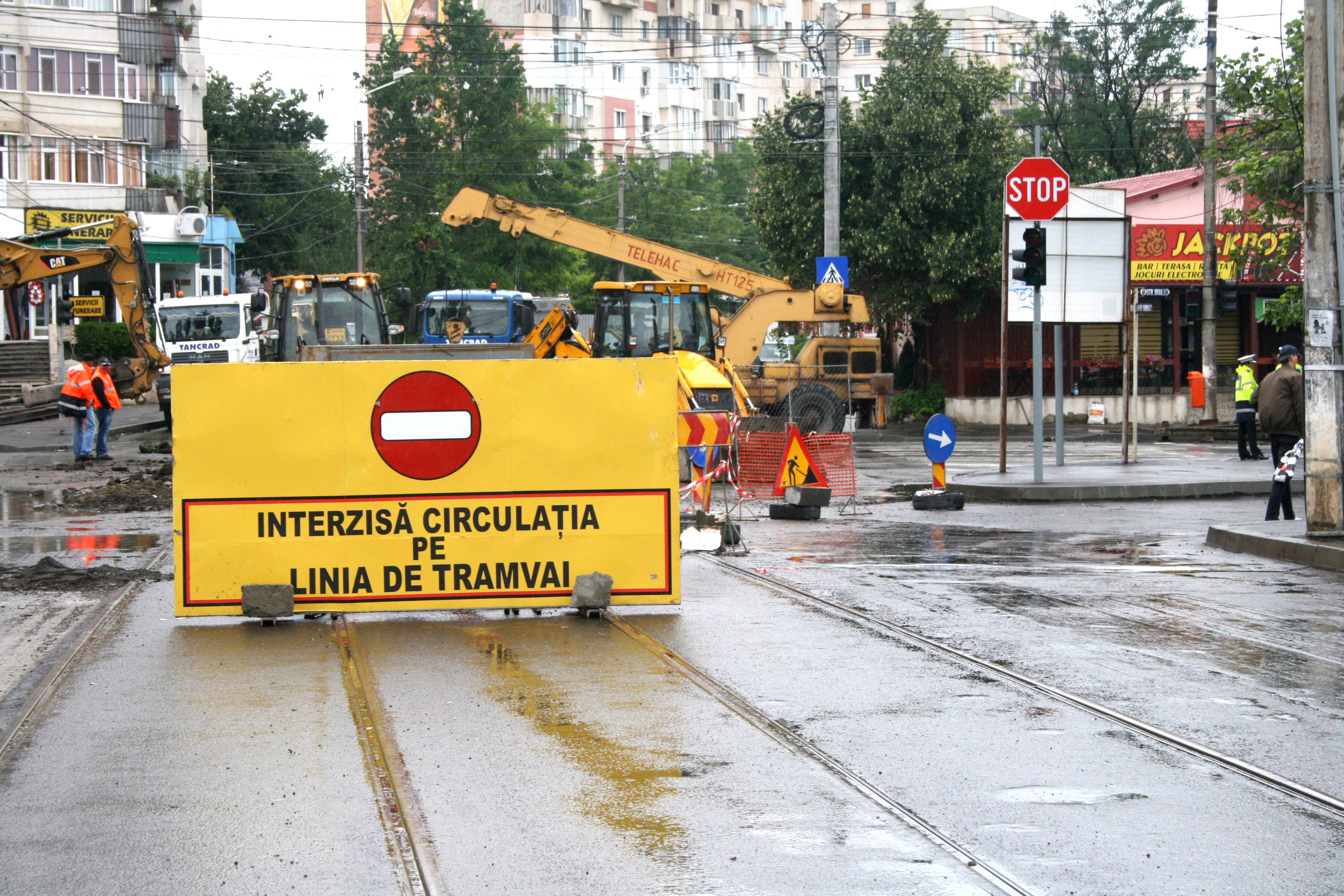 Trafic sufocat în Cartierul Dunărea: Se face drum prin curtea Poliţiei de Frontieră