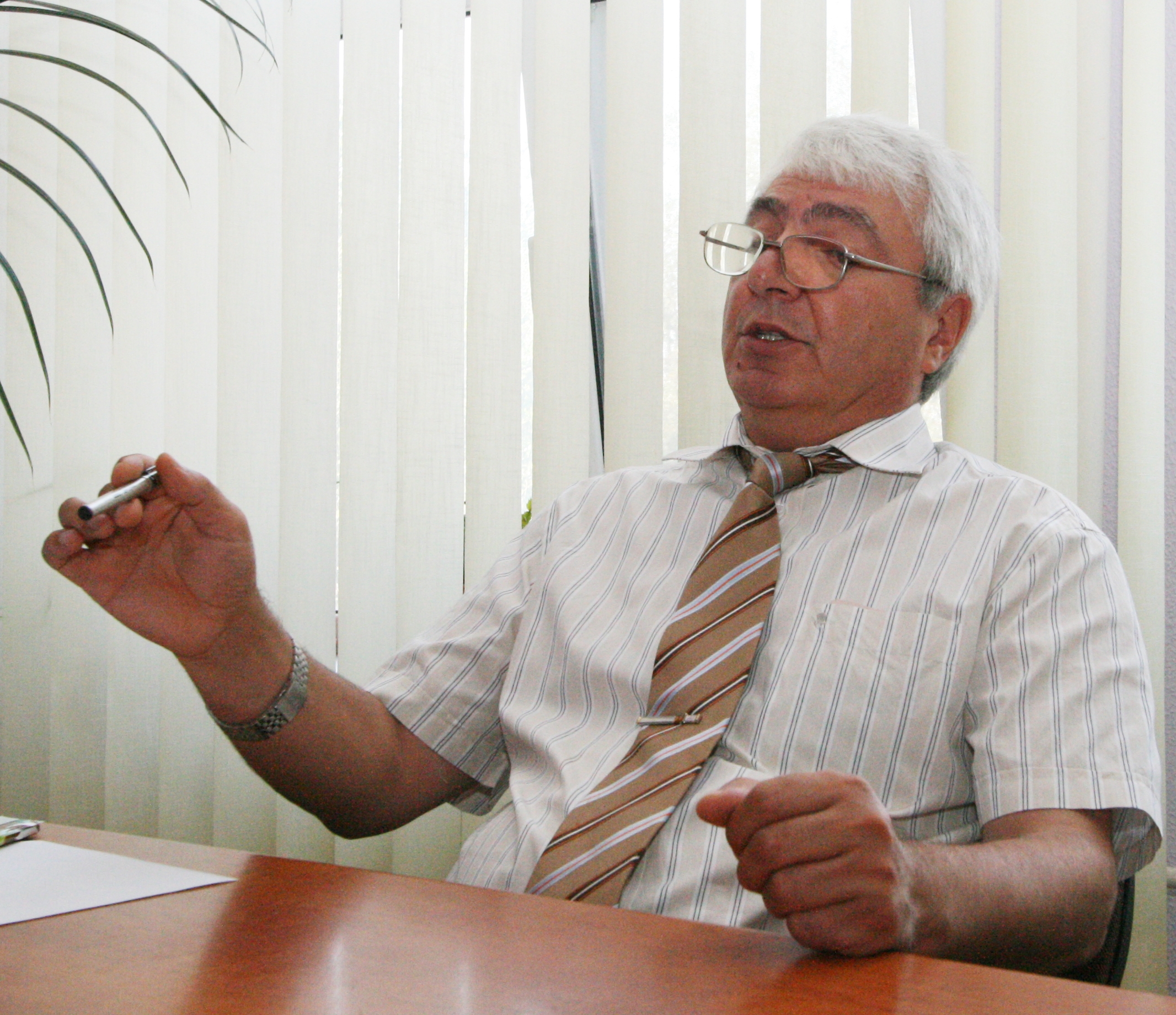 Culmea ironiei: Directorul Electrocentrale Galaţi, datornic la întreţinere