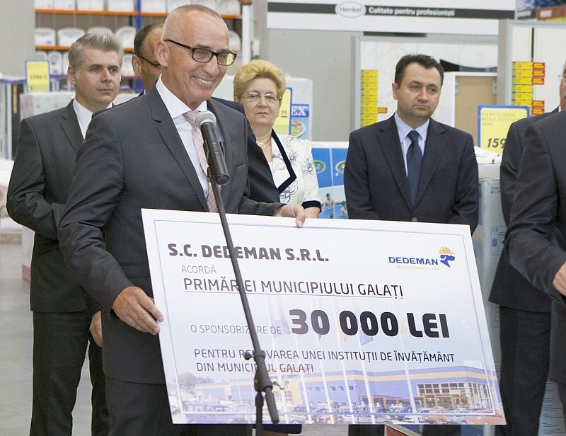 Dedeman oferă un cadou la inaugurare. Materiale de construcţii de 30.000 de lei pentru o şcoală