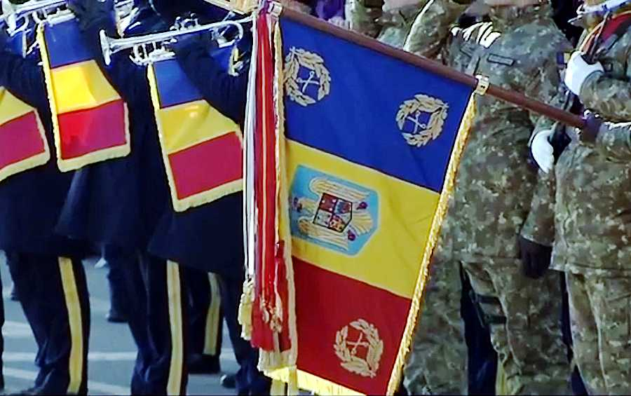 Mica defilare și marile decizii în orașul șantier