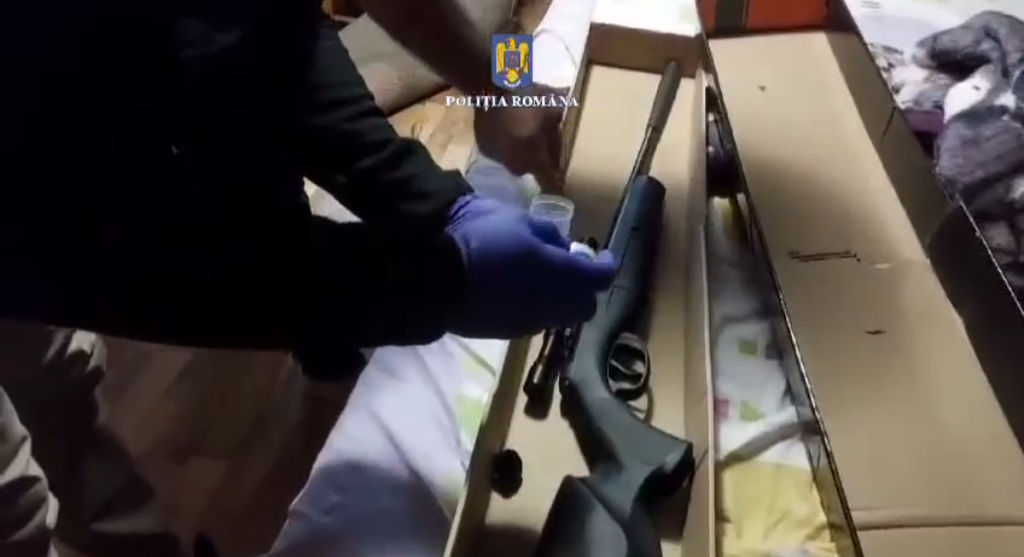Gălățeni care și-au cumpărat arme de pe internet, călcați de poliție (VIDEO)