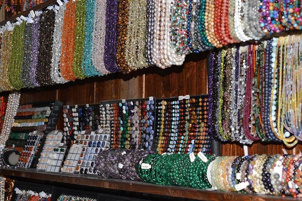 Bijuterii şi piese auto, vândute fără autorizaţie