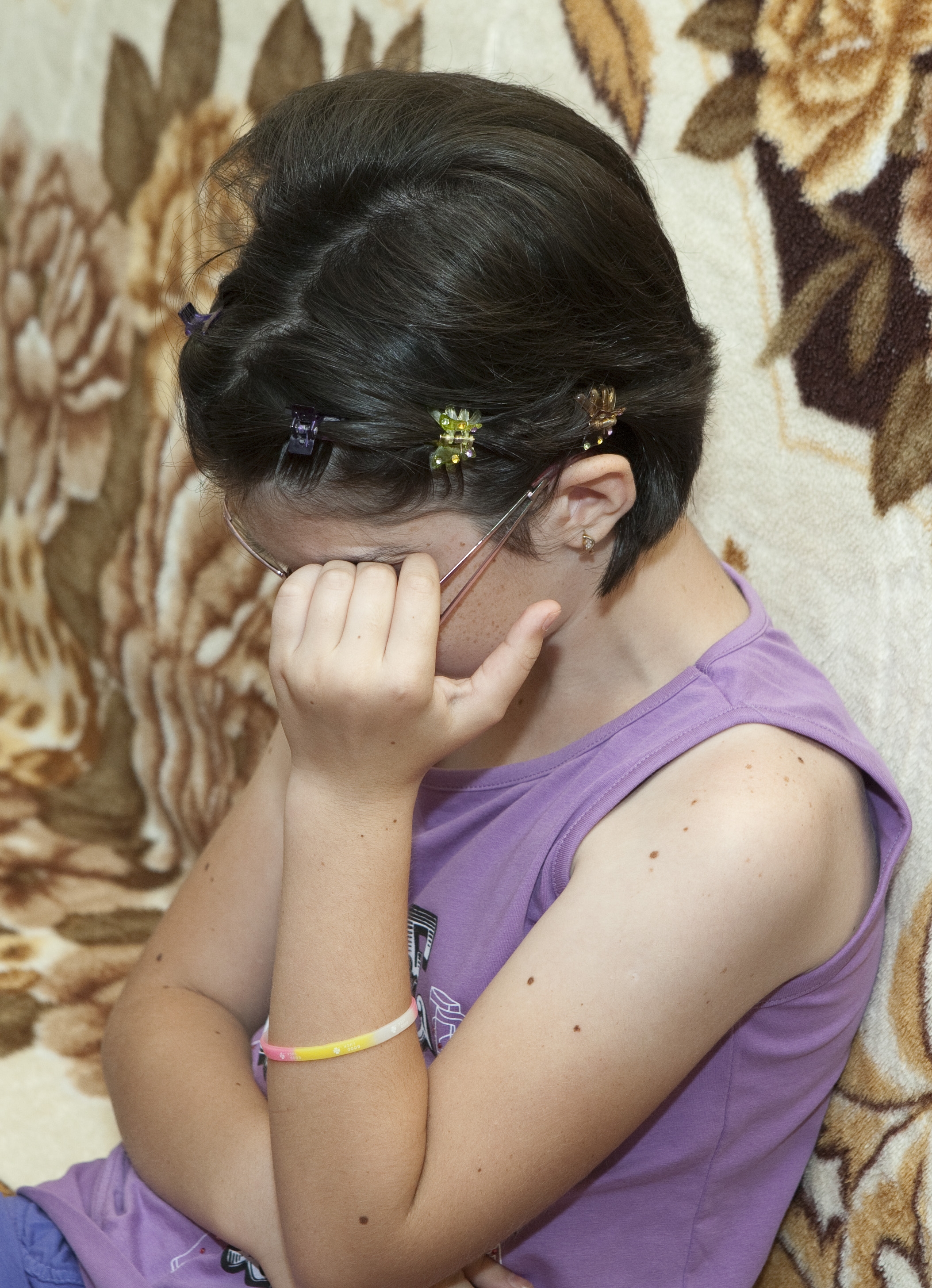 La nouă ani, preluată cu executorul judecătoresc: Un copil ca o minge de ping-pong