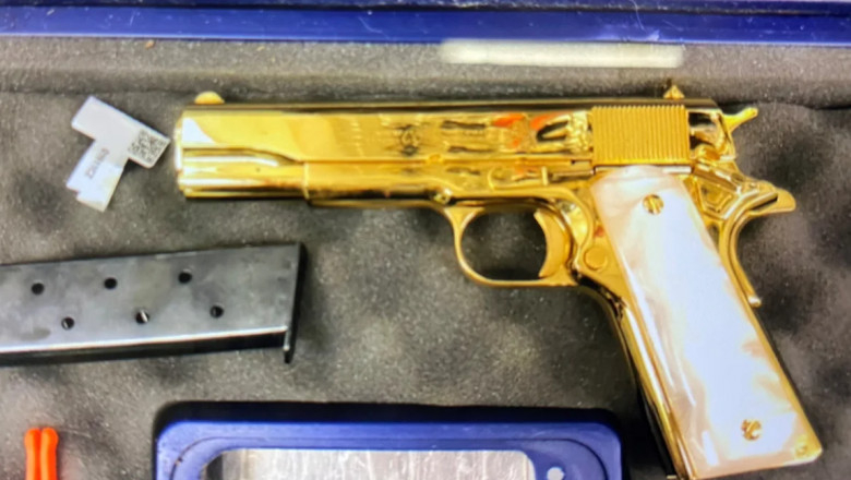 Turistă prinsă pe aeroport cu un pistol de aur în bagaje