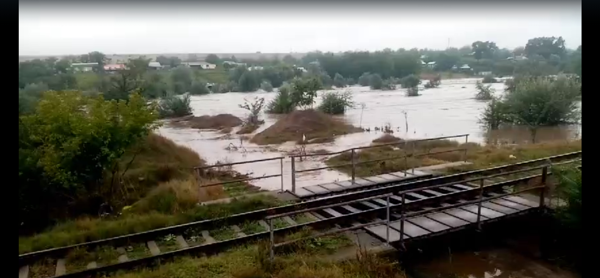 Circulația trenurilor a fost întreruptă. Linia ferată dintre Galați și Berești este inundată (VIDEO)