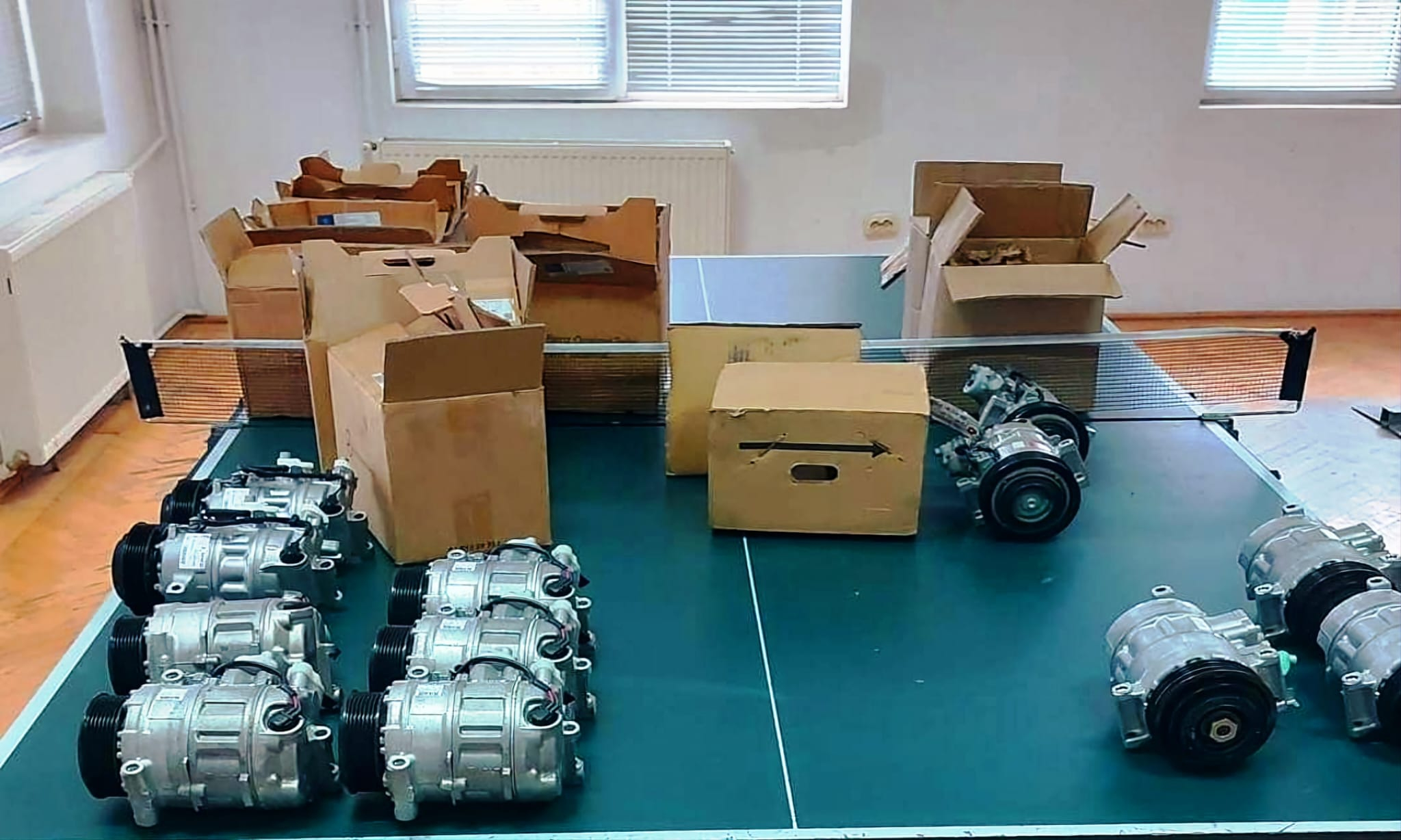 Depistat cu 12 compresoare auto ascunse în maşină