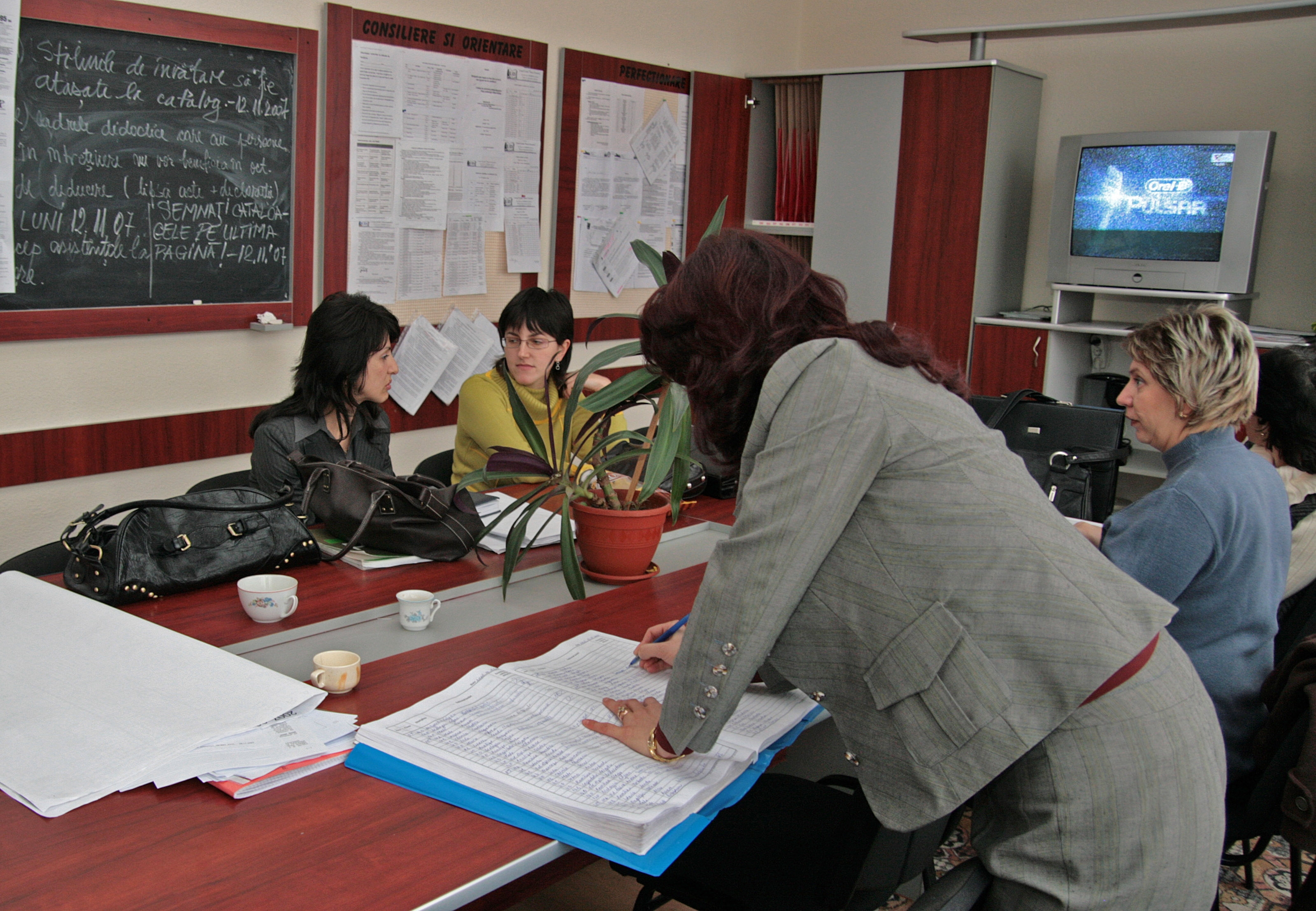 Cotizaţiile plătite din mână - Atac la sindicate sau normalitate?