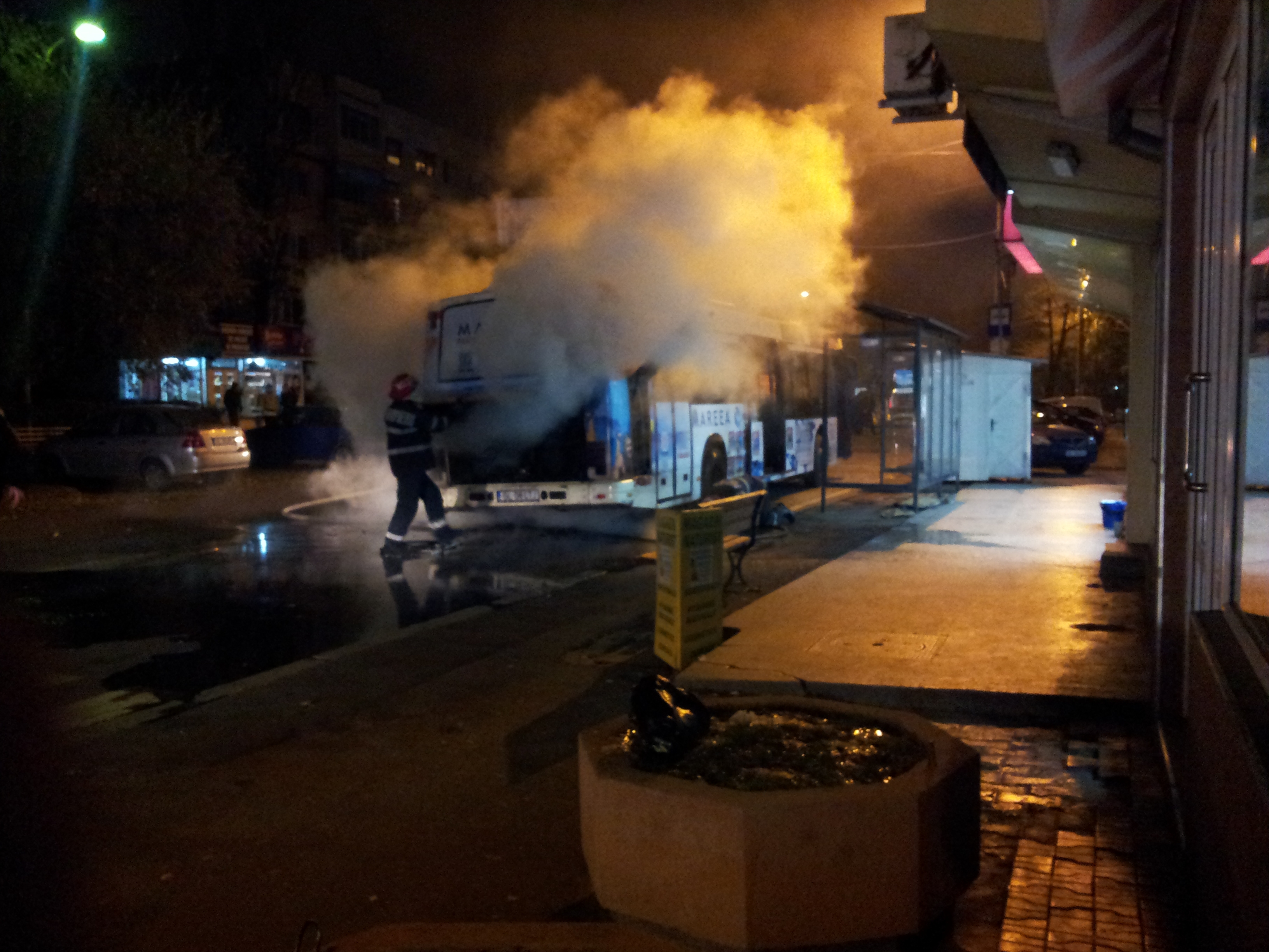 Un autobuz Transurb A LUAT FOC în Micro 16