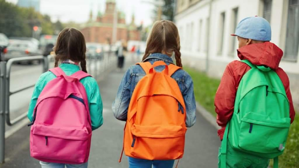 Elevii se plâng de greutatea ghiozdanelor și... au dreptate