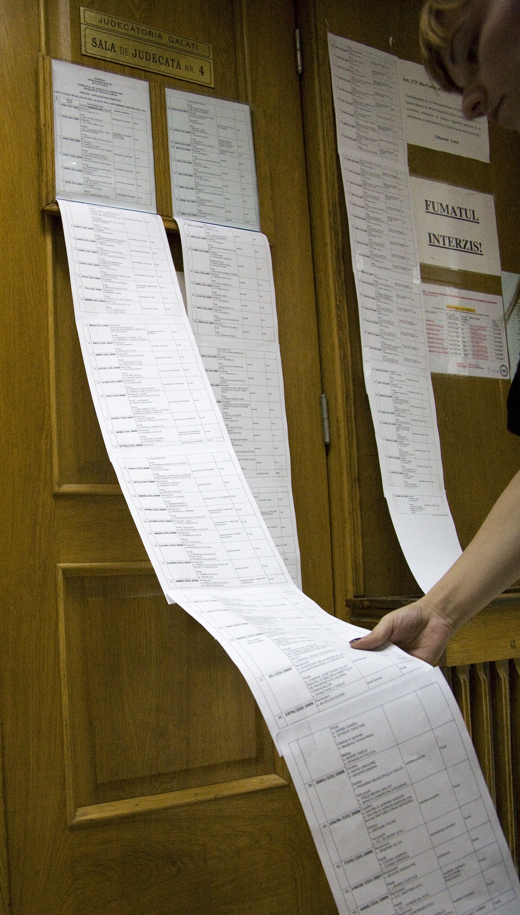 Magistraţii gălăţeni au menţinut arestarea unei foste colege