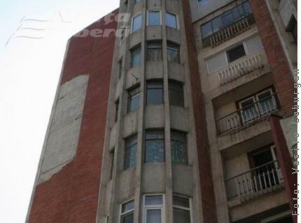 Atenţie! Cad bucăţi de bloc!