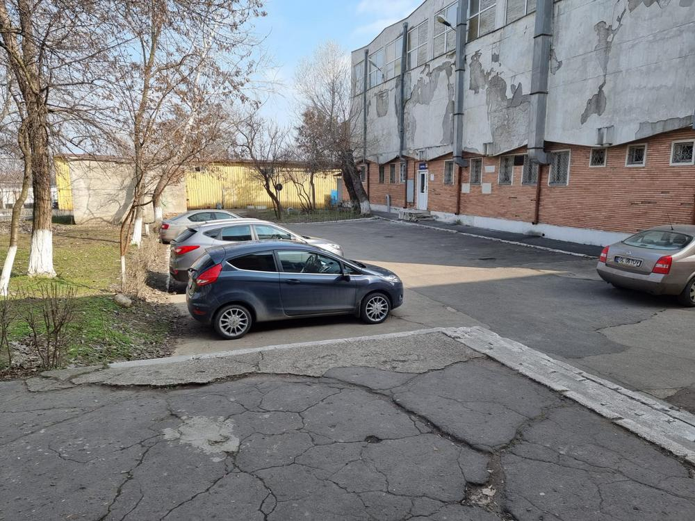 Dispută între părinți și directorul LPS pe locurile de parcare din curtea şcolii