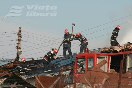 Depozit mistuit de flăcări, pe D.N. 26