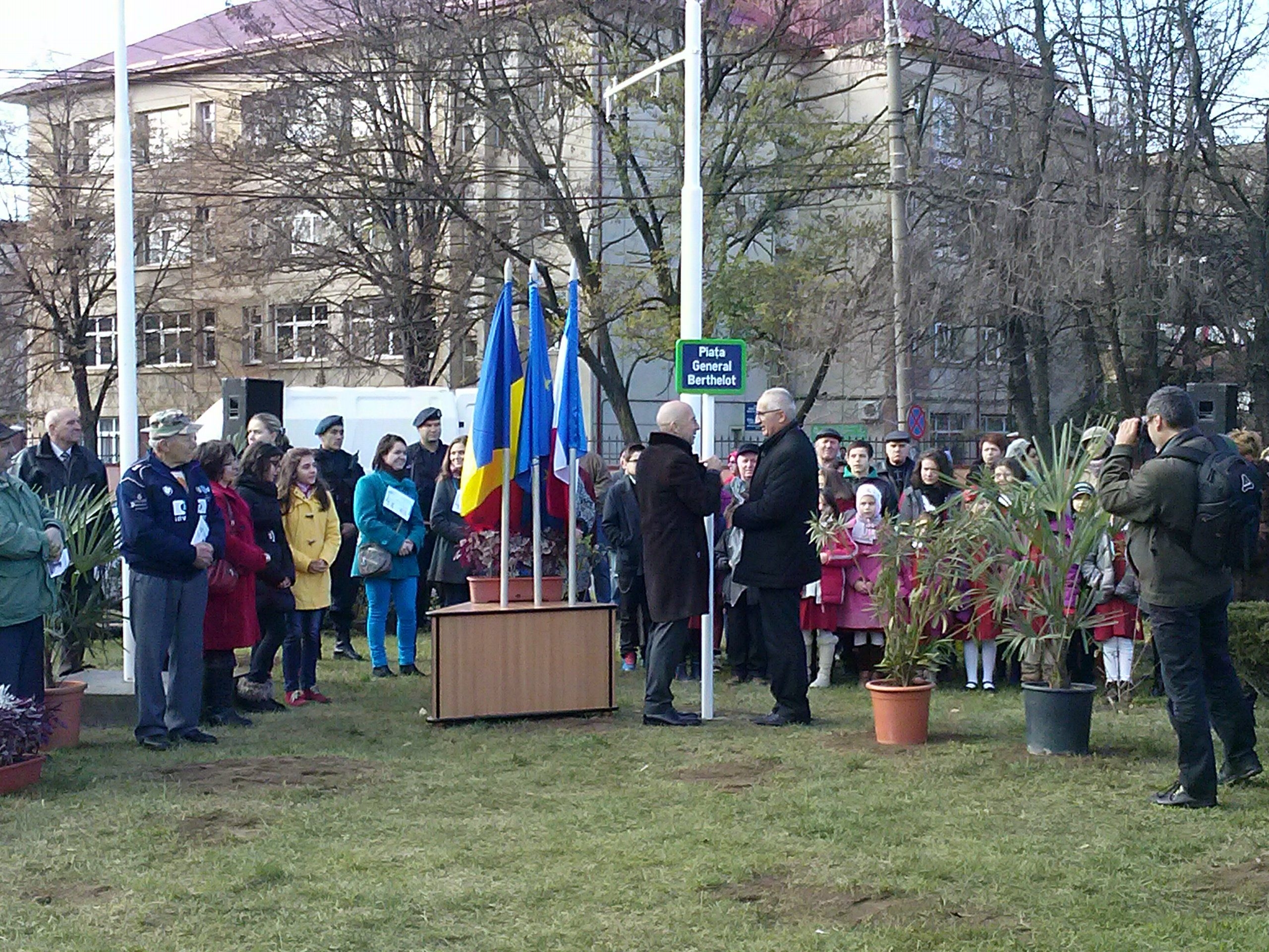Gălăţenii, în aşteptarea tarabelor. Uite piaţa, nu e piaţa!