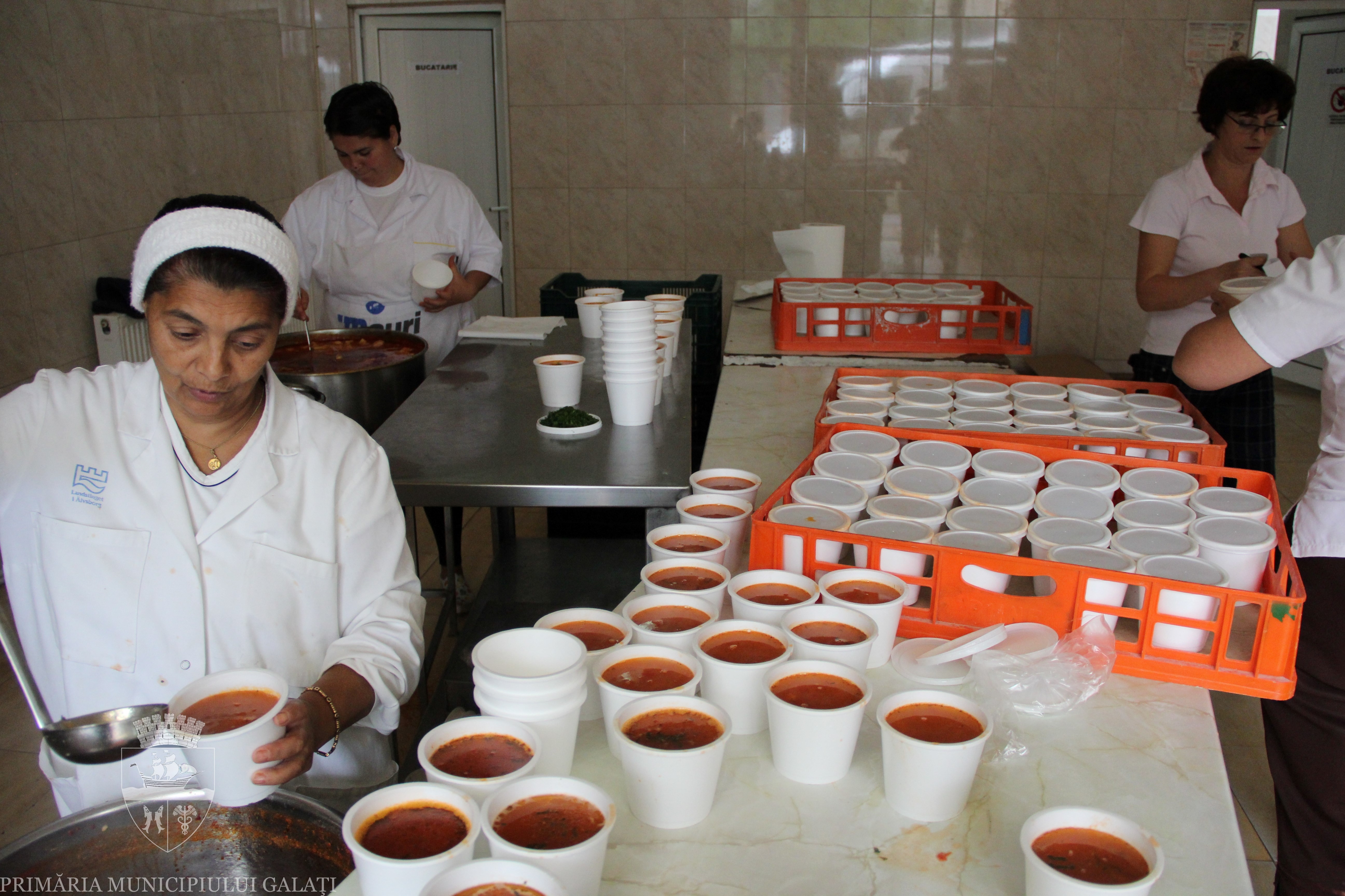 Prânzul gătit la Cantina de Ajutor Social: Ciorbă şi tocăniţă de pui pentru pompieri, jandarmi şi voluntari