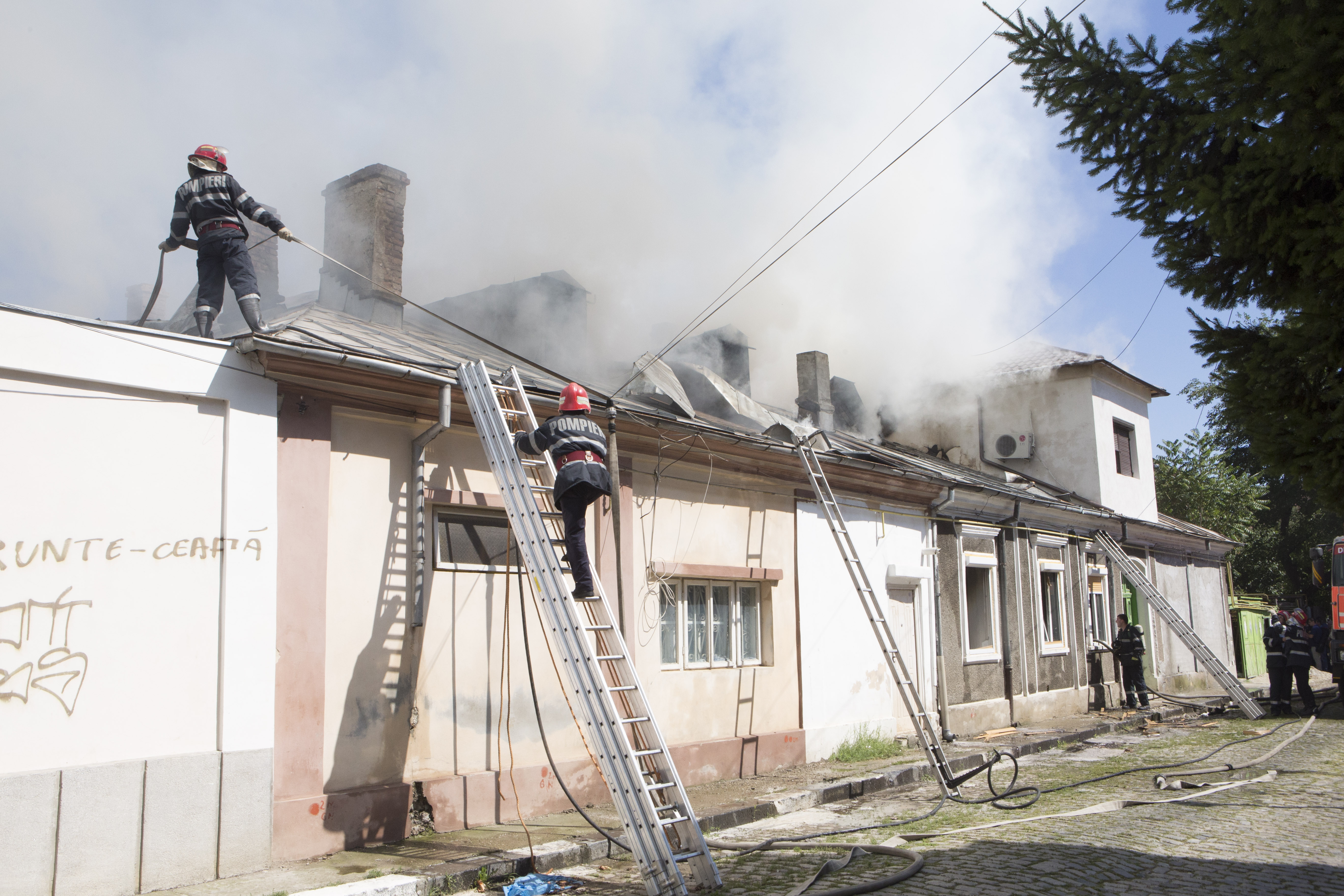 UPDATE-Incendiu PUTERNIC pe strada Labirintului/ Intervenţia POMPIERILOR, îngreunată de fumul gros (FOTO)