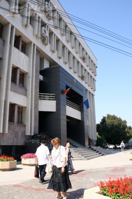 Bătrân, orb şi nemişcat, dar capabil să semneze acte