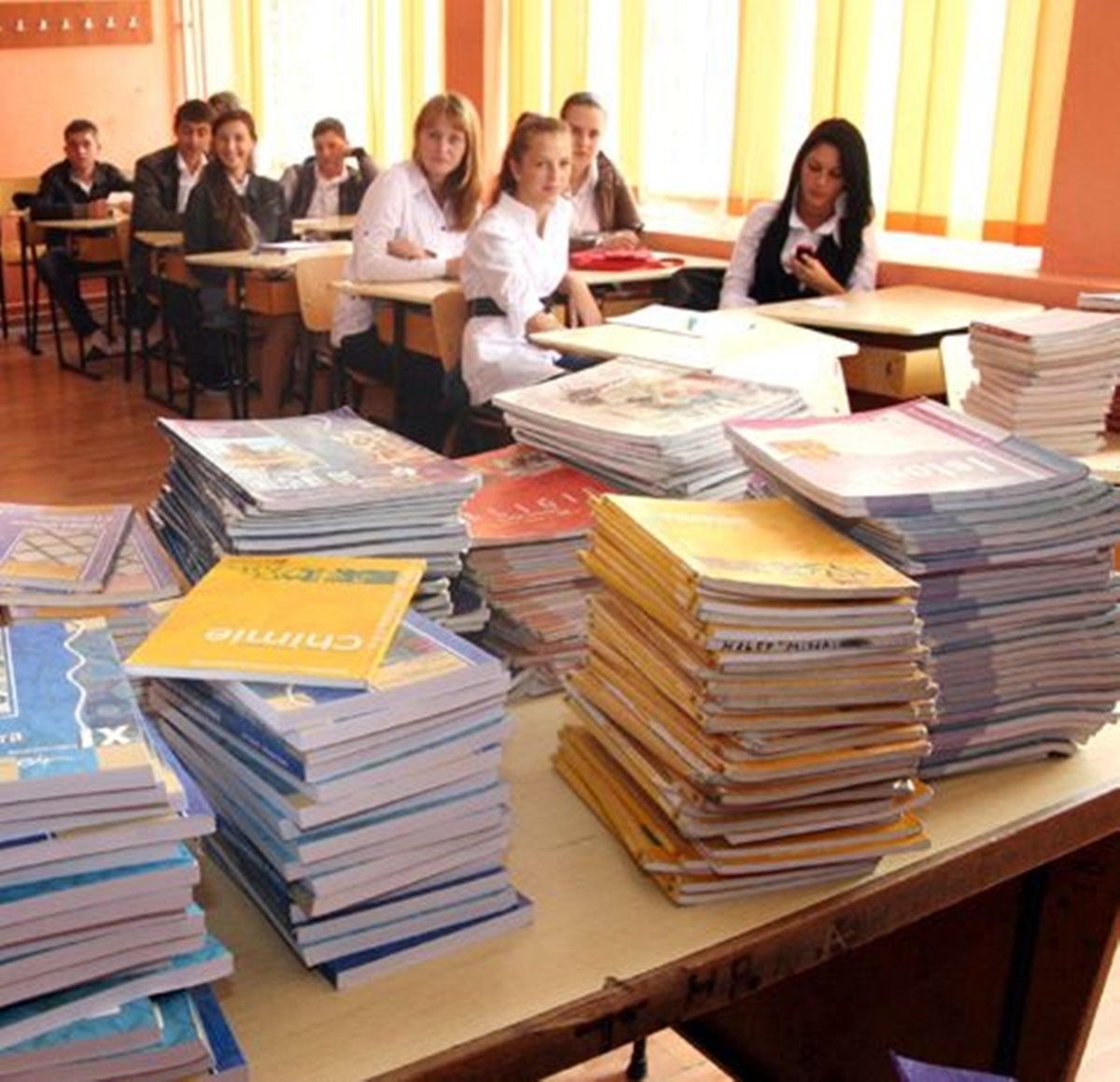 Manuale gratuite pentru liceenii din clasele a XI-a şi a XII-a