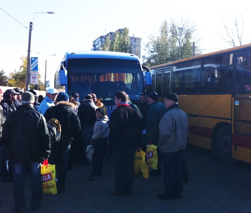 Cu gândul la victorie. Autocarele cu suporterii Oţelului se îndreaptă spre Bucureşti (VIDEO)