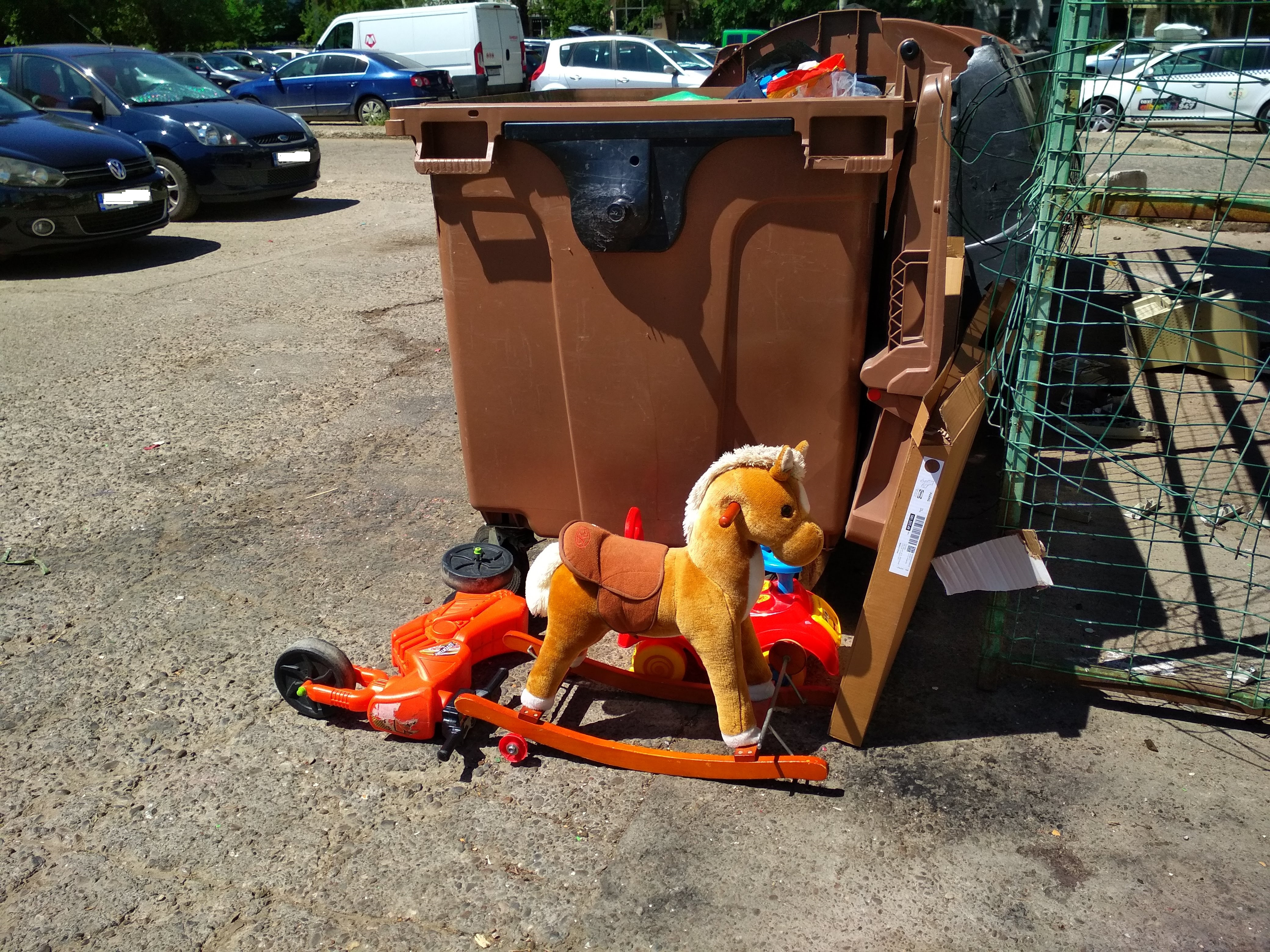 Poza zilei. Când jucăriile ajung la gunoi…