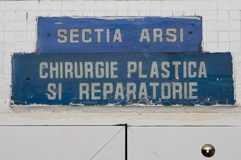 Copil de un an şi cinci luni adus la spital cu arsuri de gradul IV