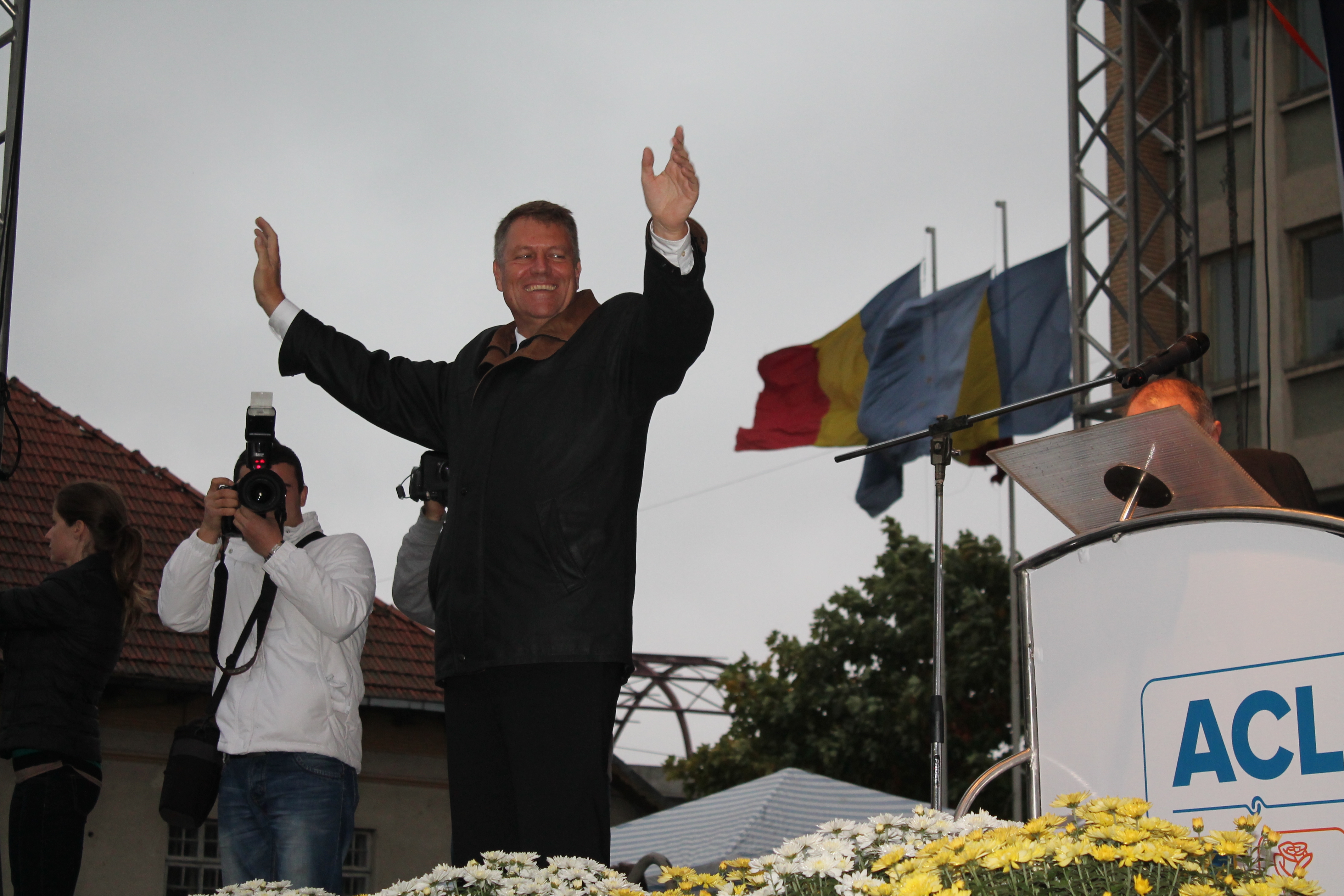 ALEGERI PREZIDENŢIALE/ Klaus Iohannis, la Galaţi: "Trebuie să schimbăm felul în care se face politică. Preşedintele nu poate să fie un om manevrat de structuri" (FOTO)