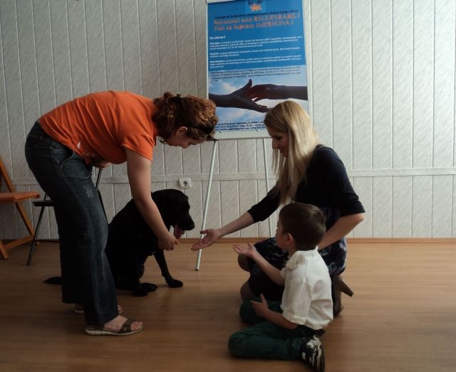 EXCLUSIV VL / GALERIE FOTO / Bătălia cu autismul. Daisy, „terapeuta” cu blăniţă