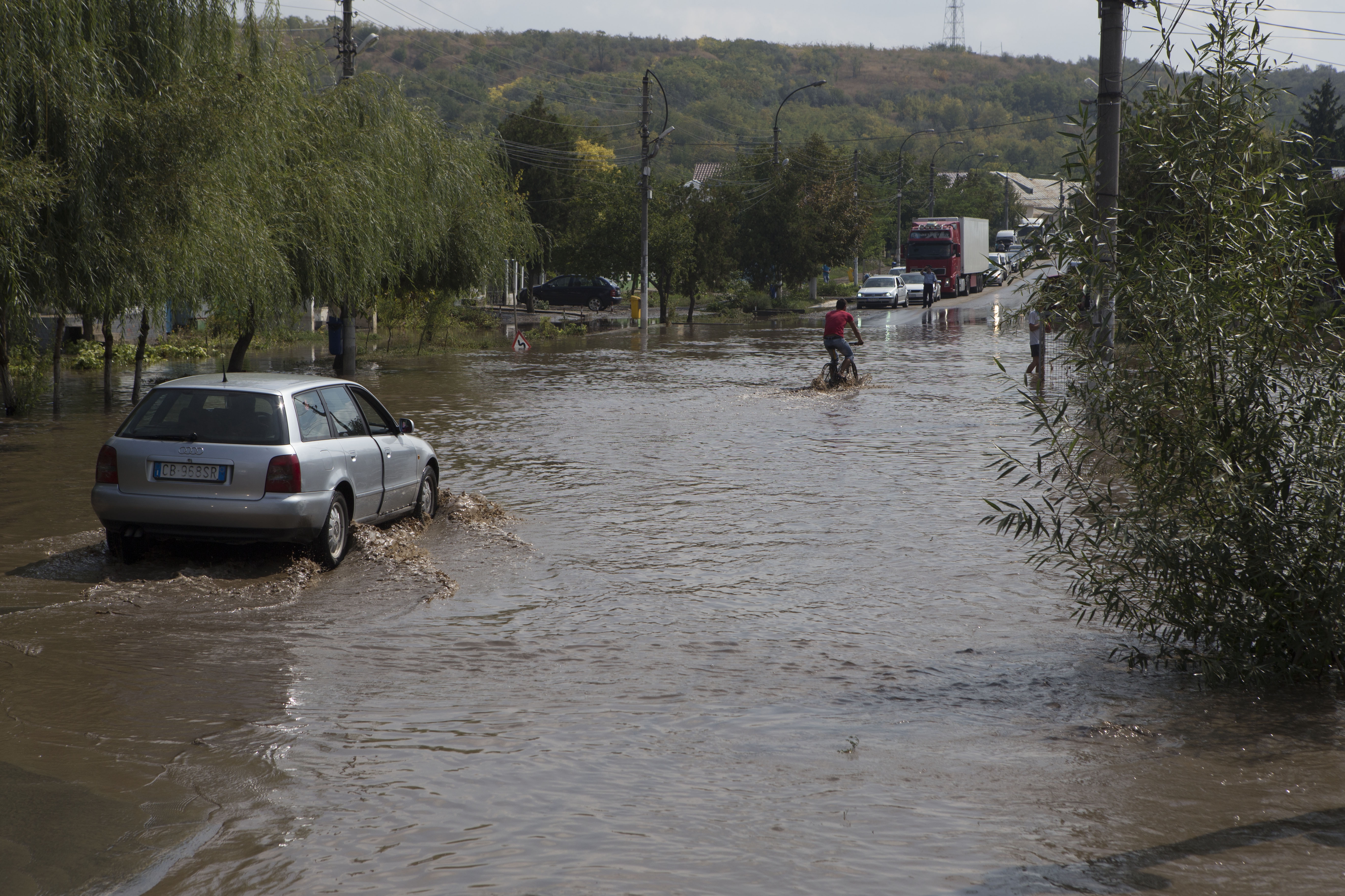 Bani pentru încă 20 de comune calamitate/ Aleşii judeţeni au repartizat încă un milion de lei în localităţile inundate