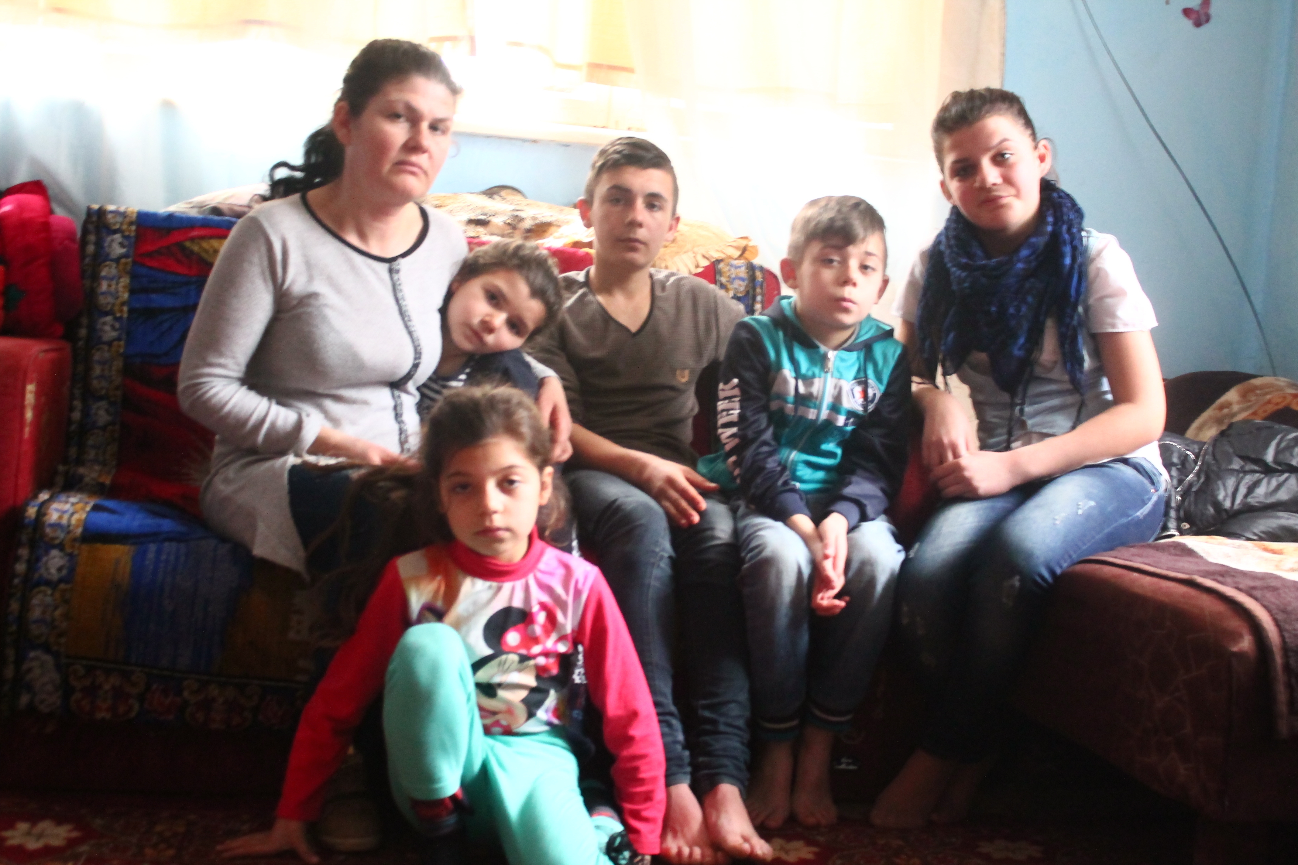 FOTO/ Viaţa ca-n Evul Mediu - O familie cu CINCI COPII trăieşte într-o CASĂ DĂRĂPĂNATĂ a Primăriei Galaţi