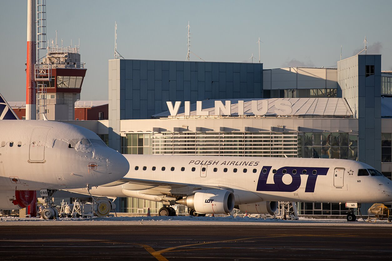 Aeroport blocat de baloane cu țigări de contrabandă