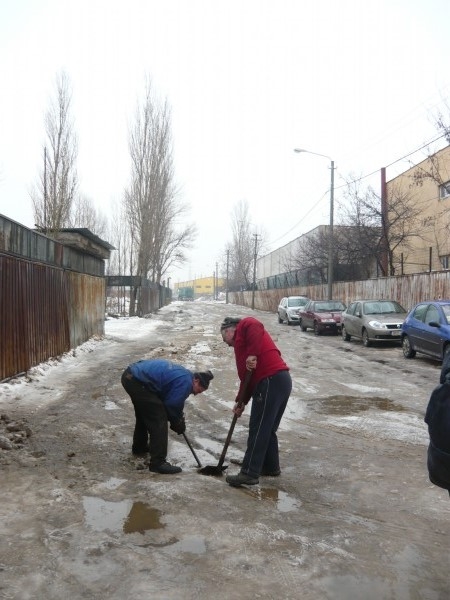 O stradă trebuie asfaltată: "Cerem zgură, nu bordurile lui Videanu"
